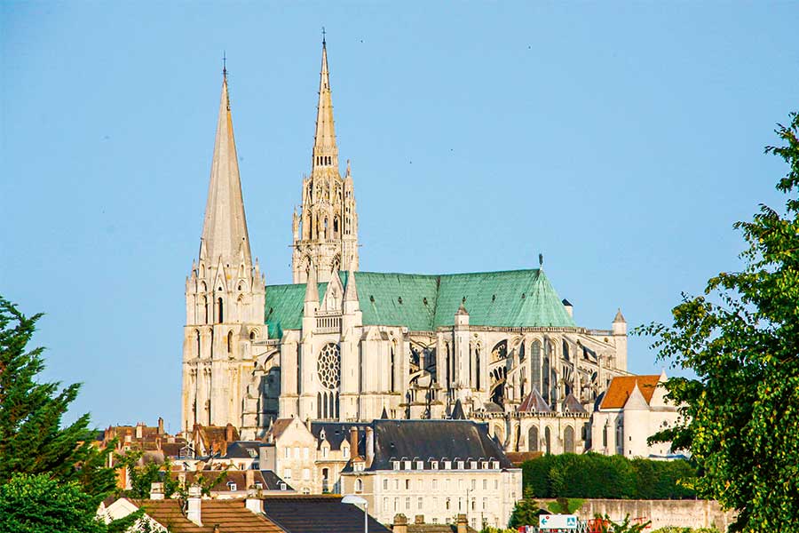 Eine große gotische Kathedrale mit zwei Türmen überragt die Stadt