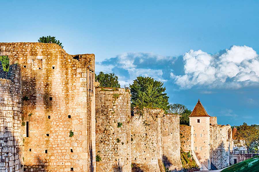Eine mächtige Stadtmauer mit einem Turm