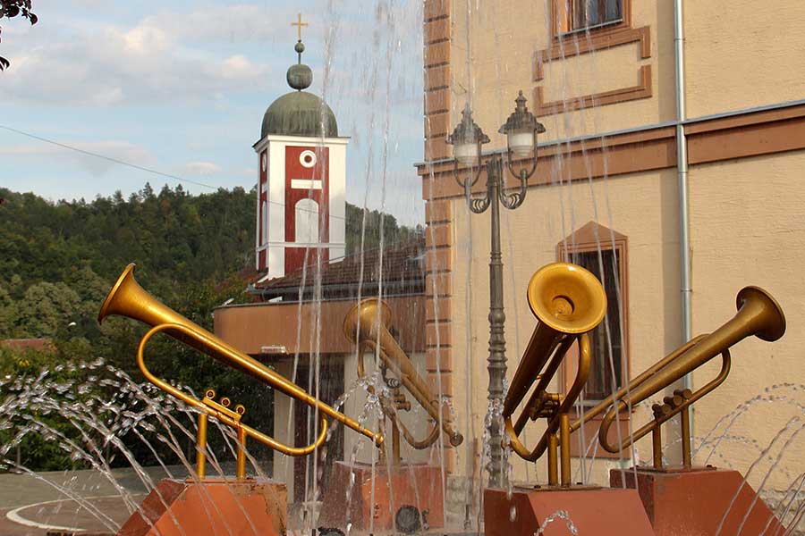Ein Brunnen mit Trompeten in Guča