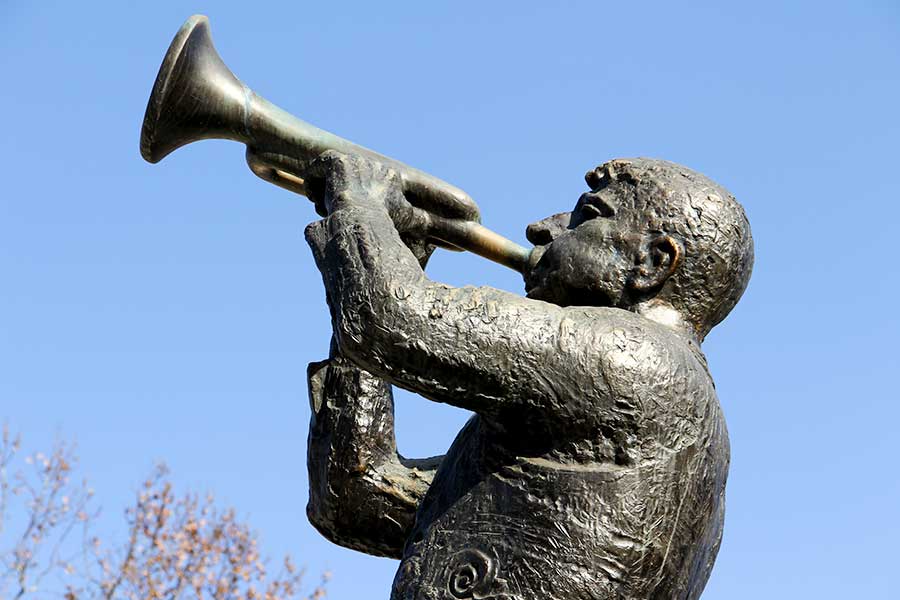 Statue eines Trompeters in Guča