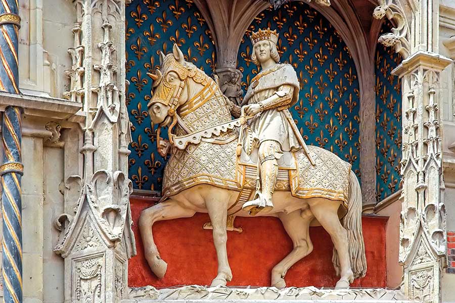 Renaissance-Reiterstatue über dem Portal von Schloss Blois
